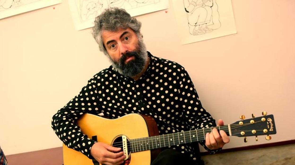 El artista Antonio Luque, líder de Sr. Chinarro, tocará en acústico en el Picnic Interestelar