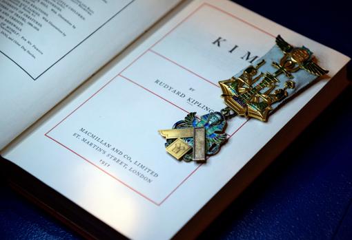 Una medalla masónica entregada al grupo de escritores "Authors' Lodge" yace sobre un libro del autor Rudyard Kipling