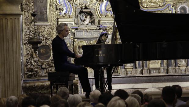 Pedro Halffter reaparece en Sevilla con un recital de piano en San Luis