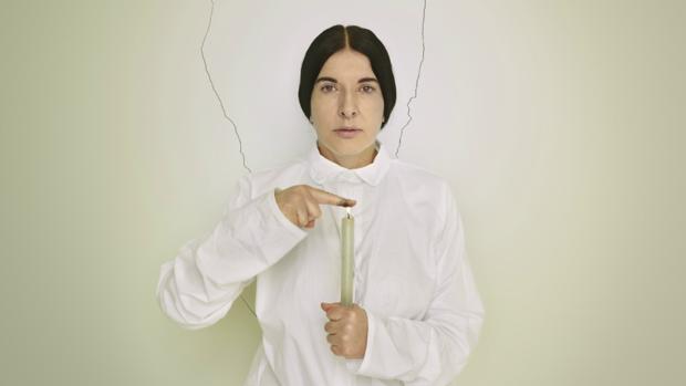 Le parten un cuadro en la cabeza a la artista Marina Abramovic