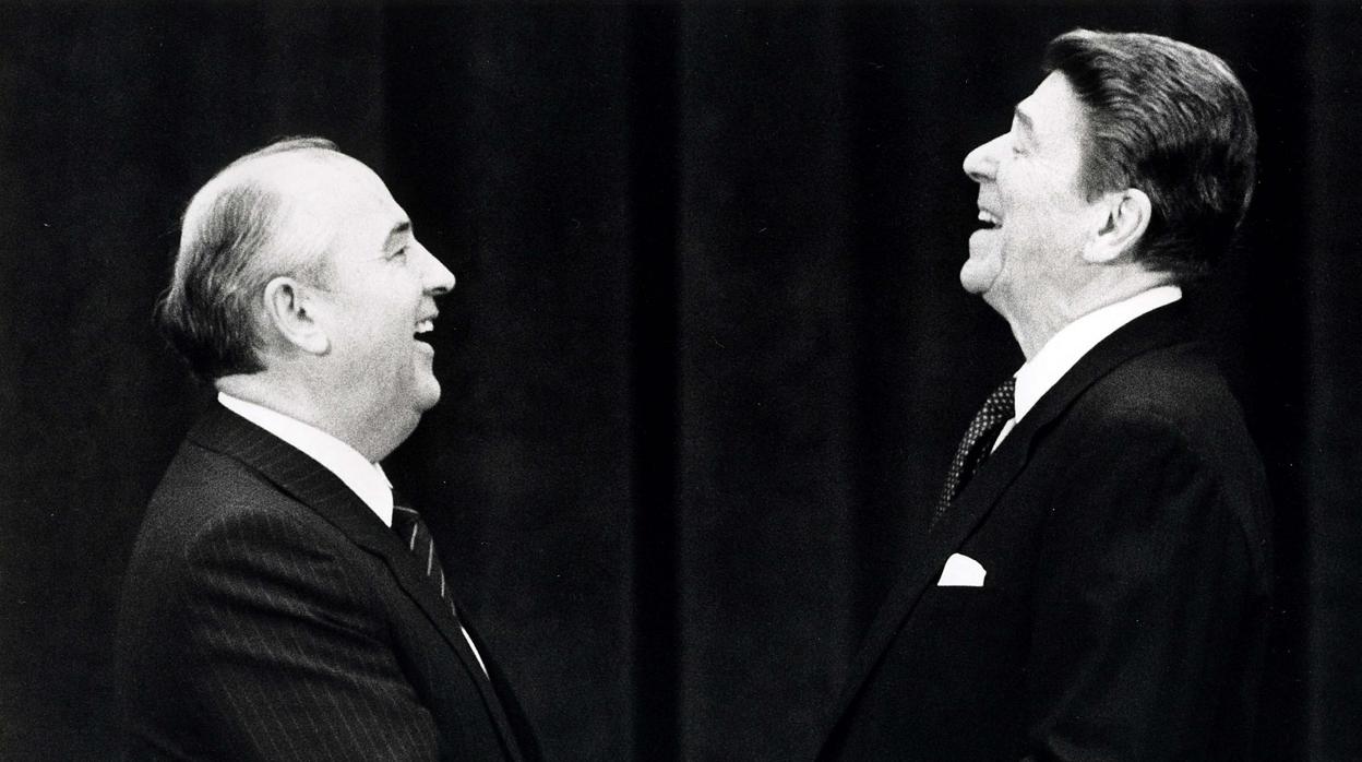 Gorvachov y Reagan se miran y ríen