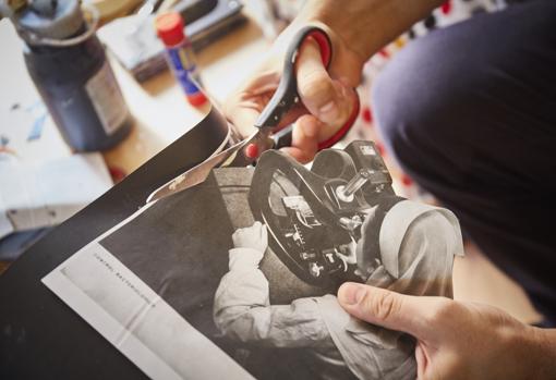 El artista recortando una de las fotosque usará en su set