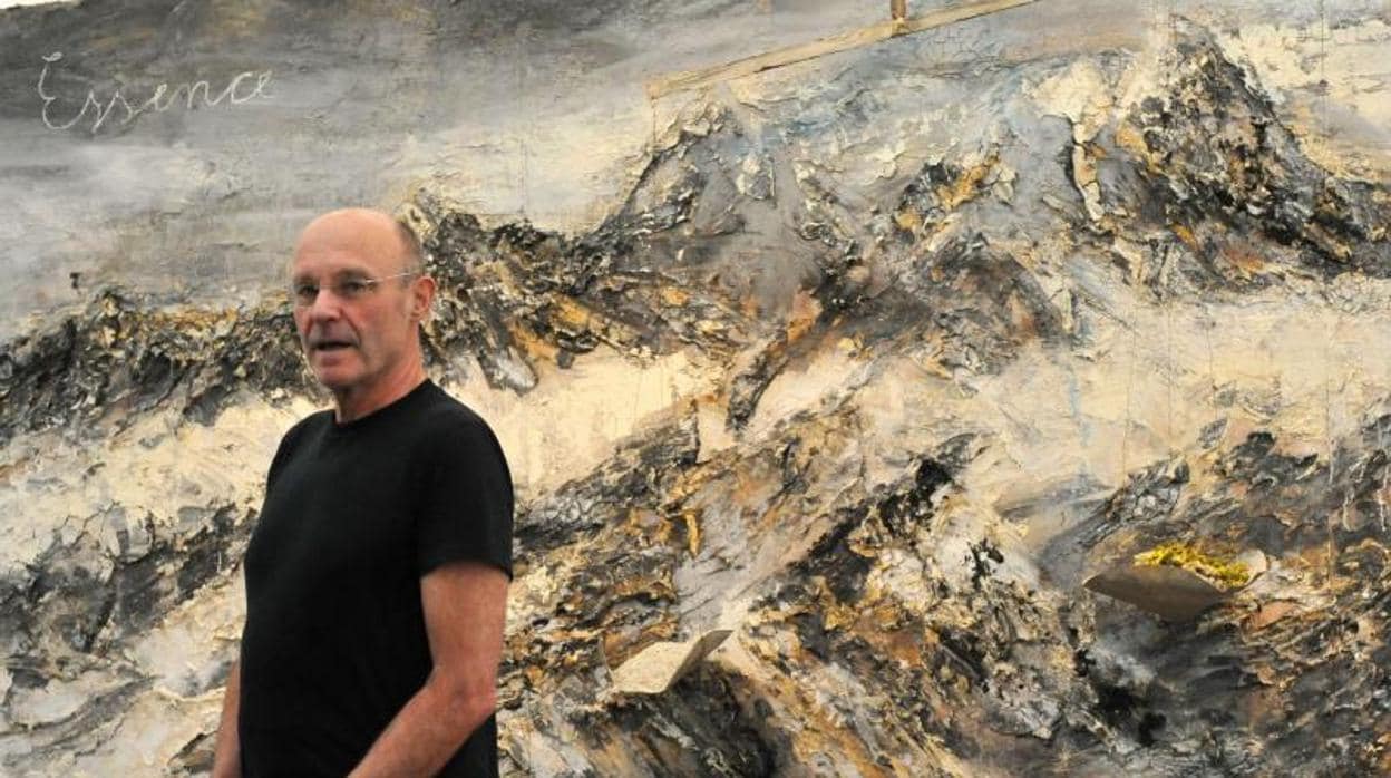 Anselm Kiefer delante de su pintura «Essence»