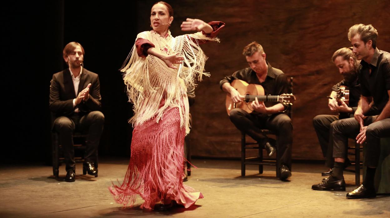 Isabel Bayón durante su espectáculo en la Bienal