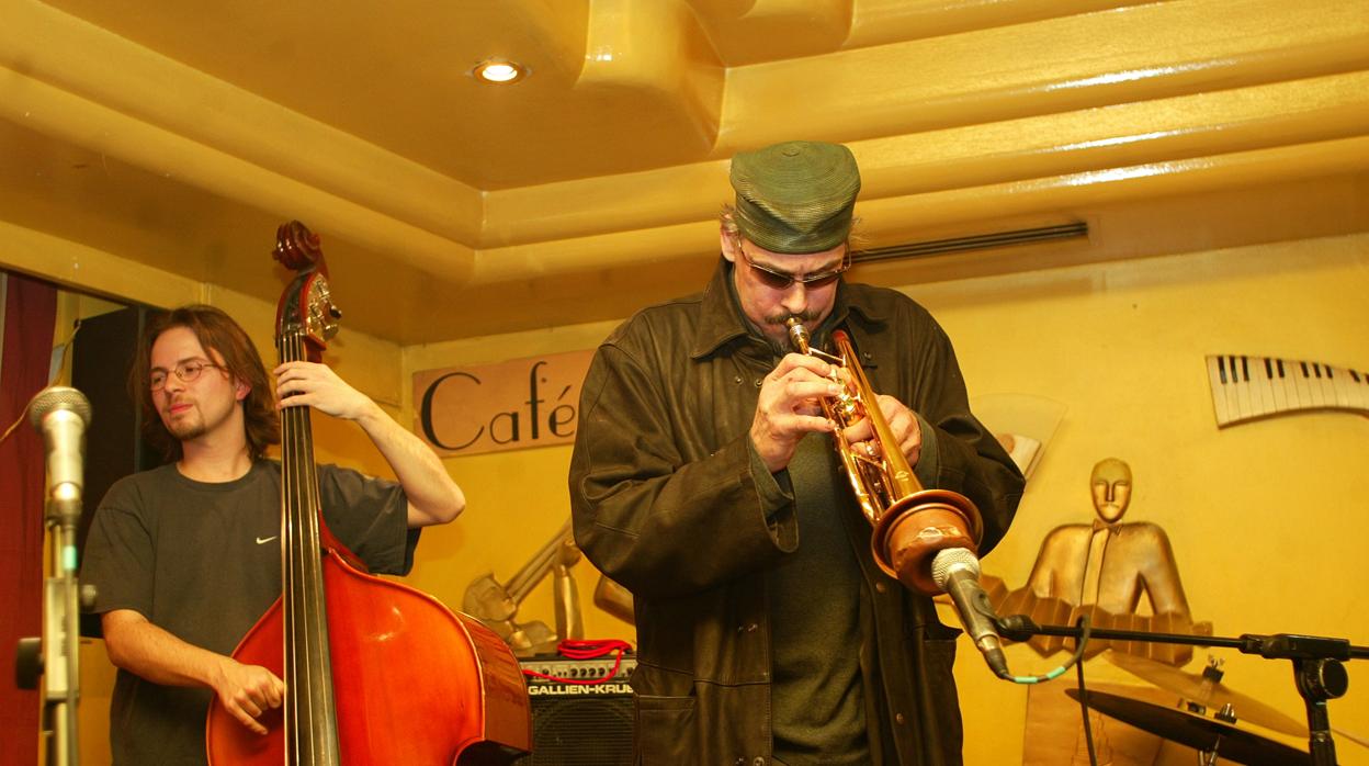 Jerry González durante una actuación en el Café Berlín