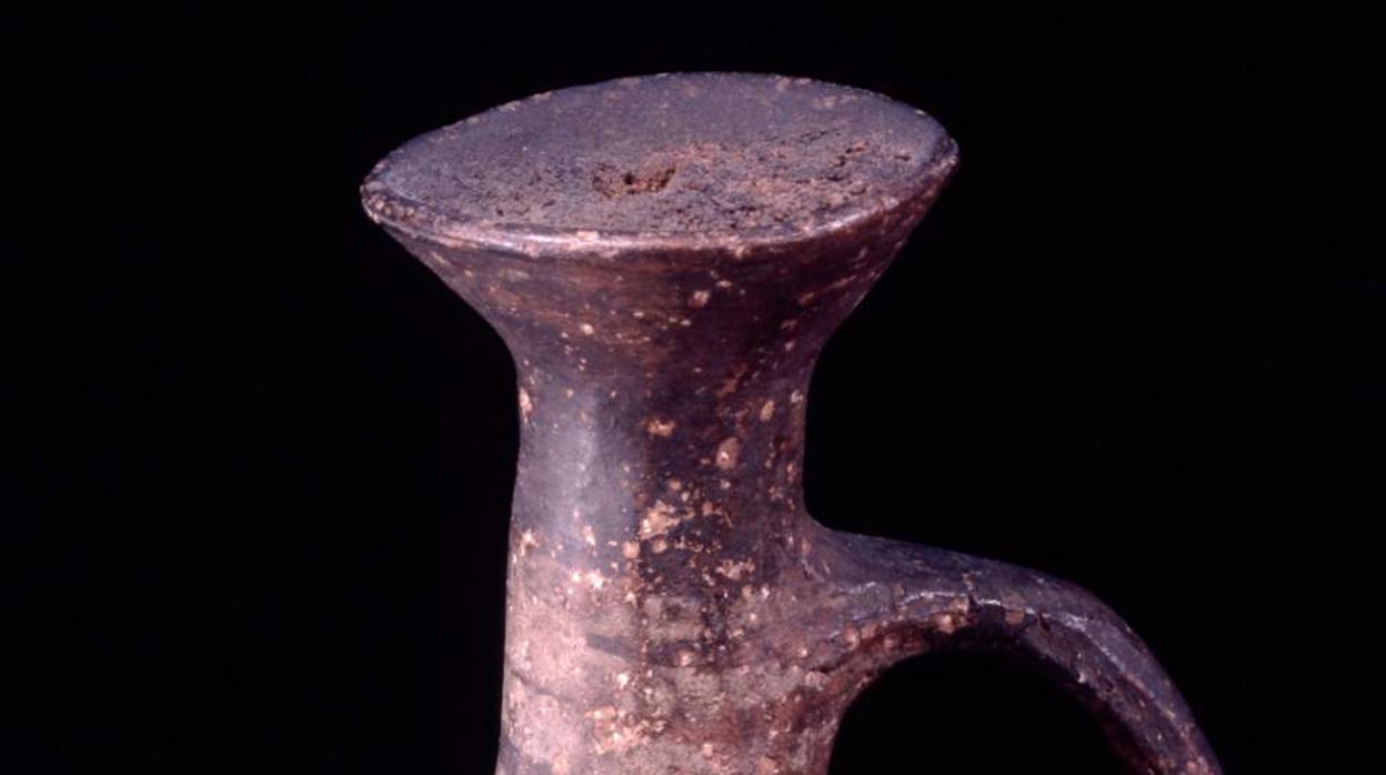 Detalle del jarrón sellado en el que se han encontrado restos de opio