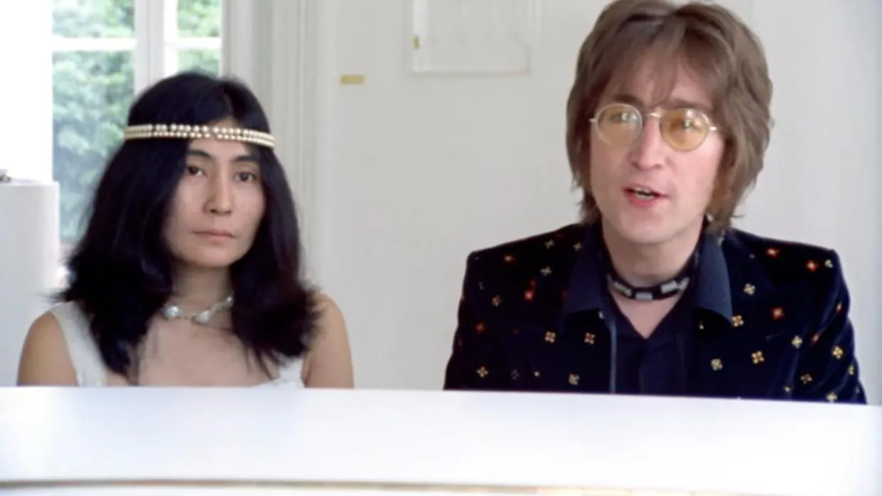 El ex Beatle junto a su mujer, durante la grabación del videoclip del icónico single