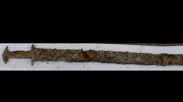 Una niña de ocho años recupera una espada previkinga de 1.500 años en un lago