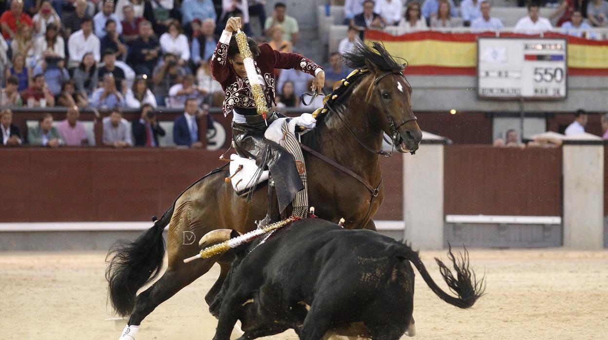 Diego Ventura, a lomos de Sueño, en banderillas al sexto