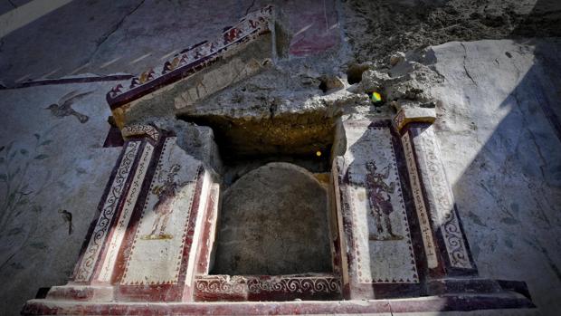 Descubren un espectacular altar en «la casa del jardín encantado» de Pompeya