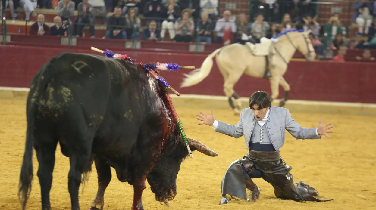 Diego Ventura aguarda la muerte del toro