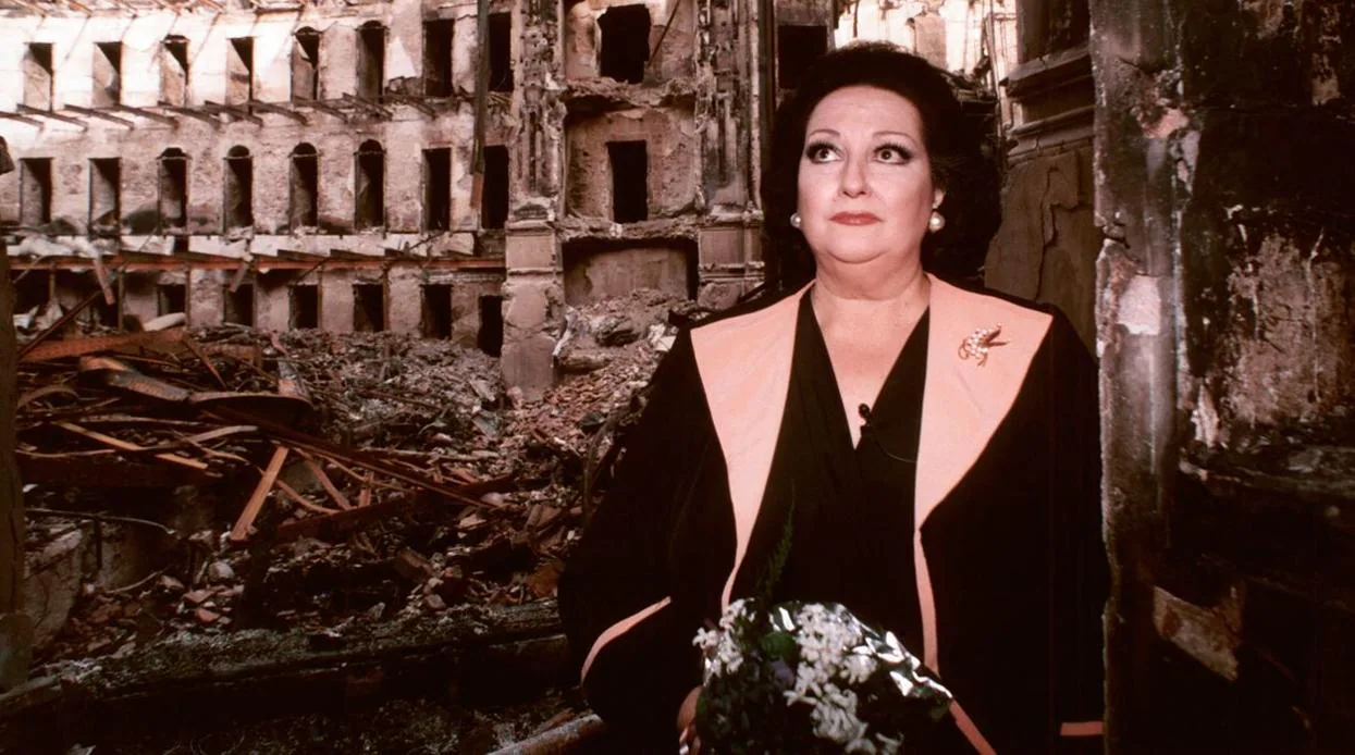 Montserrat Caballé, ante las cenizas del Liceo barcelonés tras su incendio en 1994