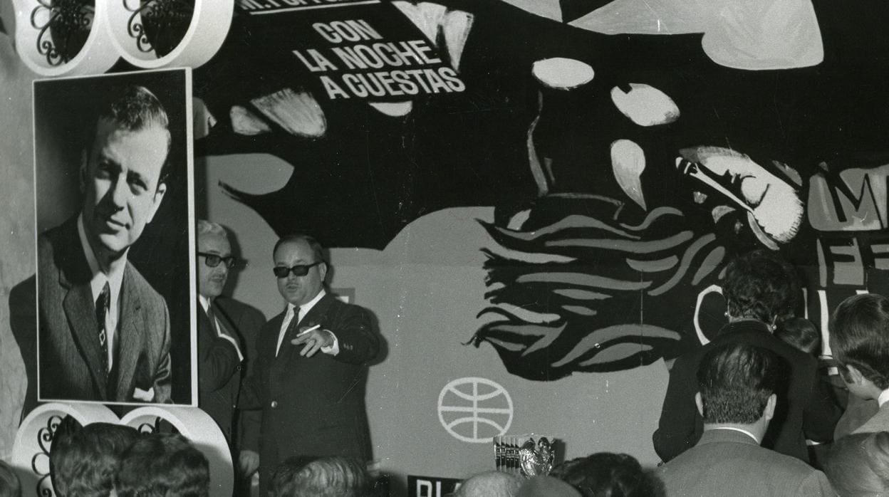 Manuel Ferrand oculto por el público firmando ejemplares de «Con la noche a cuestas» en 1968