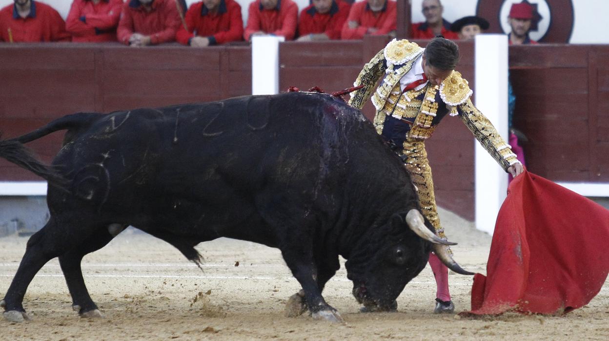 Diego Urdiales, al natural con el estupendo cuarto toro