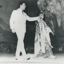 Bernabé Martí y Montserrat Caballé saludan tras cantar «Madama Butterfly»