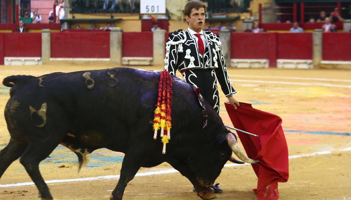 El Juli firma su faena al de Cuvillo mirando al tendido