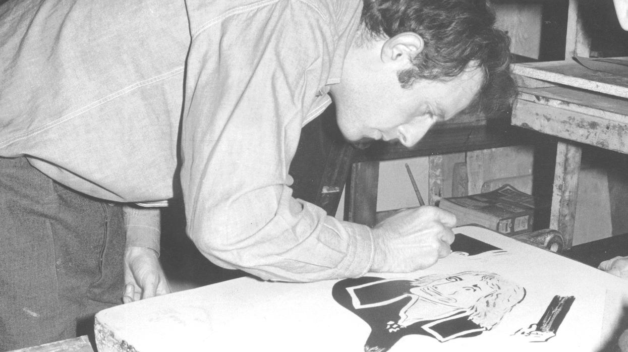 Arroyo trabajando en su estudio en 1962