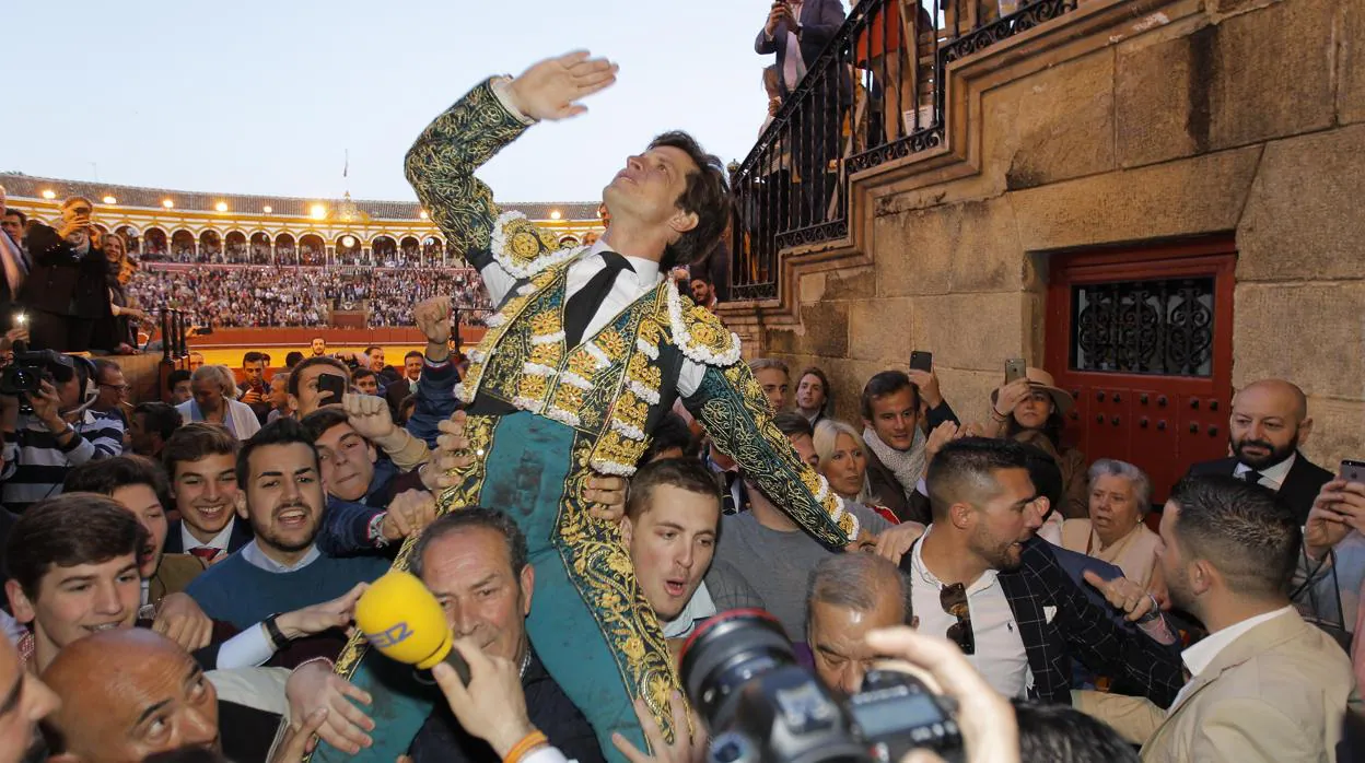 El Juli, a hombros por la Puerta del Príncipe después de cortar cuatro orejas el 16 de abril en la corrida de Garcigrande