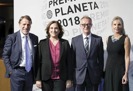 El ministro de Cultura, José Guirao (d), junto a la alcaldesa de Barcelona Ada Colau (2i); el presidente de la editorial Planeta, José Creuheras (i), y su esposa, Columna Martí (d),