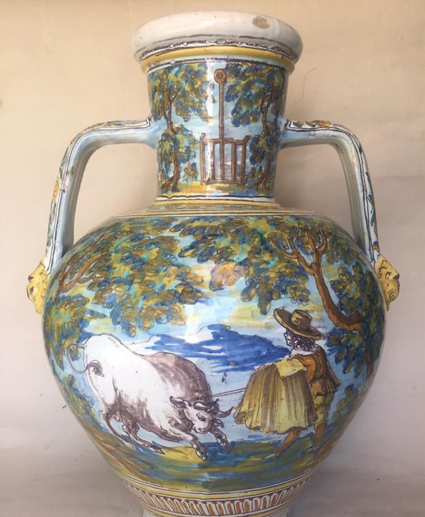 Descubren un ánfora del XVII con un toreador ejecutando la suerte suprema