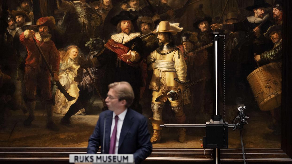 El director del Rijksmuseum, Taco Dibbits, hoy ante «La Ronda de noche» de Rembrandt