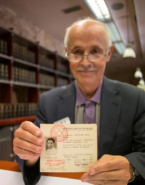 Guillermo Suils se emocionó el día que pudo volver a comprobar que el carnet de su padre había vuelto al Archivo de Salamanca tras las presiones de Salvar el Archivo