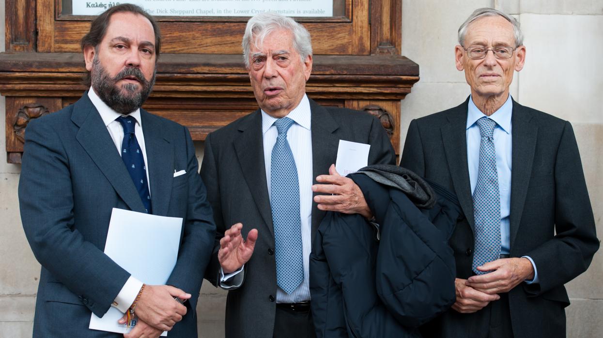 Ramón Pérez-Maura, Mario Vargas Llosa y John Elliott, tras la finalización del homenaje a Hugh Thomas