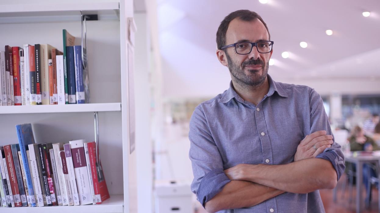 El escritor Isaac Rosa en la Biblioteca Infanta Elena de Sevilla