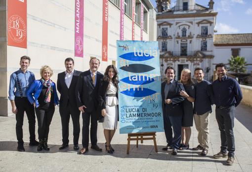 Elenco de la ópera «Lucia di Lammermoor» a las puertas del Maestranza