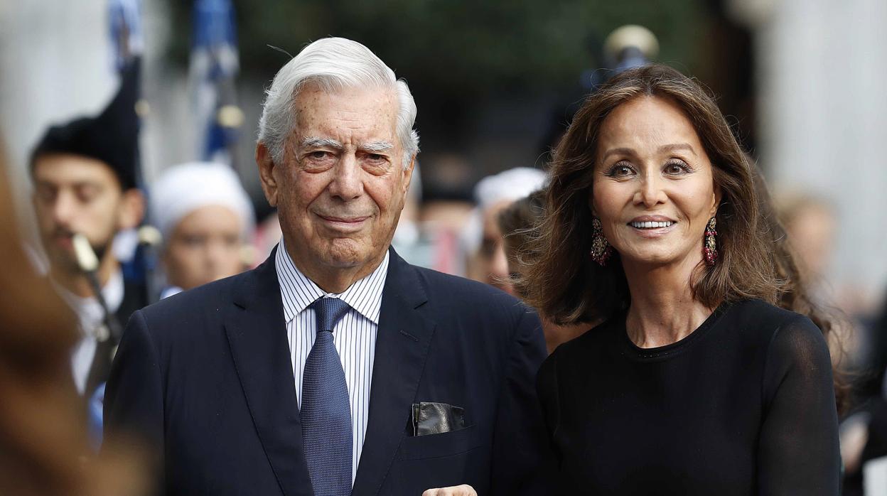 Vargas lLosa, junto a Isabel Preysler en la ceremonia de entrega de los premios Príncesa de Asturias