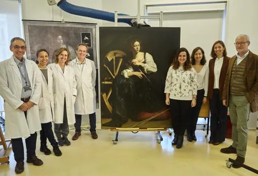 El equipo de restauración del Museo Thyssen, junto a la obra de Caravaggio