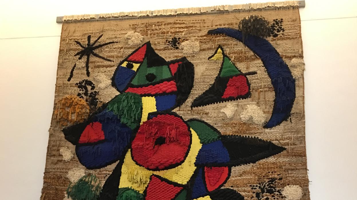 El tapiz (arriba, un detalle) ocupa una sala de la Fundación Miró y fue realizado en 1979. Presenta un importante aspecto táctil, con relieves y texturas diversas