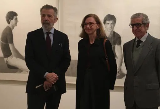 El pintor Hernán Cortés; María Dolores Jiménez-Blanco, Comisaria de la exposición y Braulio Medel, presidente de la Fundación Unicaja