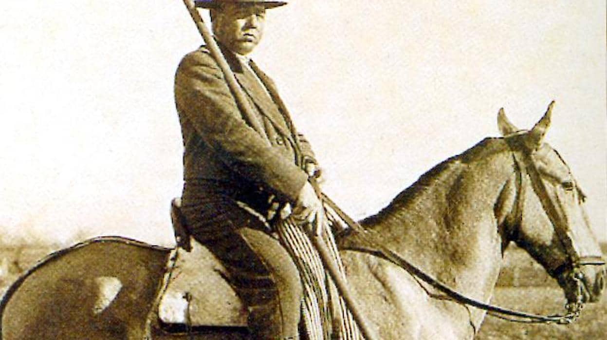 Fernando Villalón, a caballo