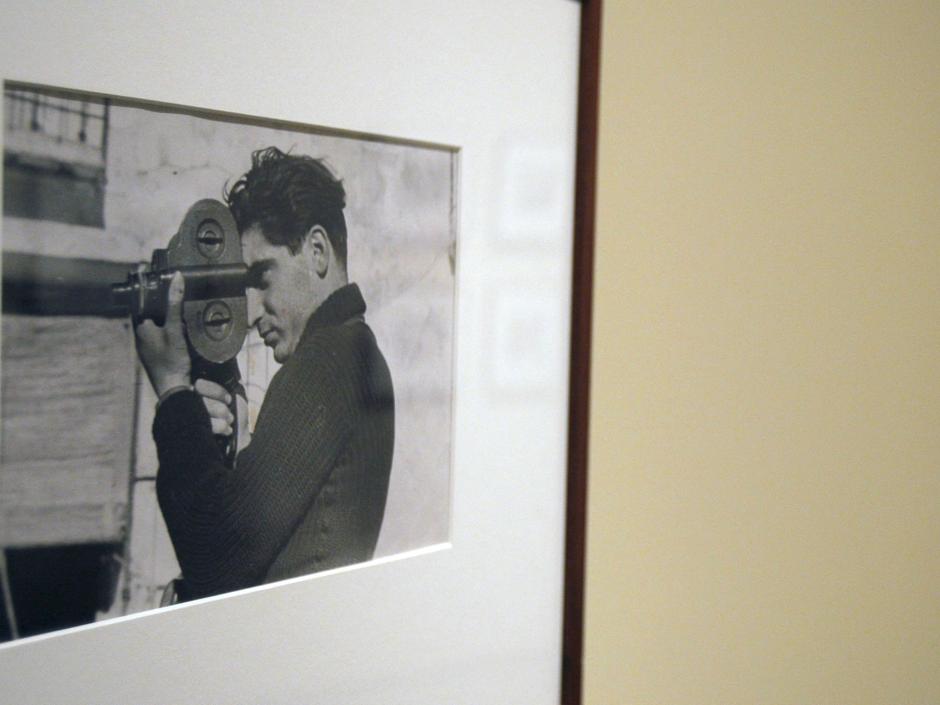 Vista de un retrato de Robert Capa realizado por Gerda Taro en el MNAC de Barcelona