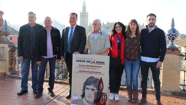 Una placa y rock andaluz en la Alameda para mantener «viva la voz» de Jesús de la Rosa 35 años después