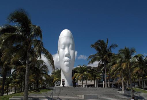 Su monumental escultura «Awilda», de 12 metros de altura, recaló, tras su paso por la playa de Río de Janeiro, en el Pérez Art Museum de Miami. La pieza fue adquirida por el coleccionista Jorge Pérez
