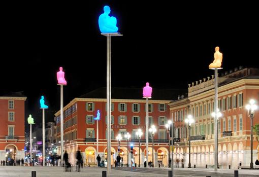 En la plaza Masséna de Niza instaló «Conversación en Niza», formada por siete figuras que se iluminan de noche