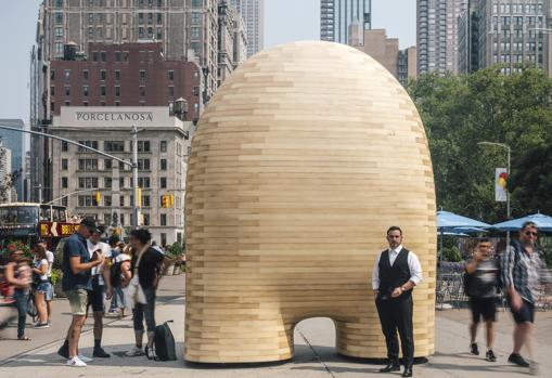 Jorge Palacios junto a su obra «Link», instalada cerca del Flatiron en Manhattan