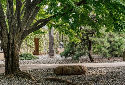 Obras de Jorge Palacios en el jardín del Museo Noguchi