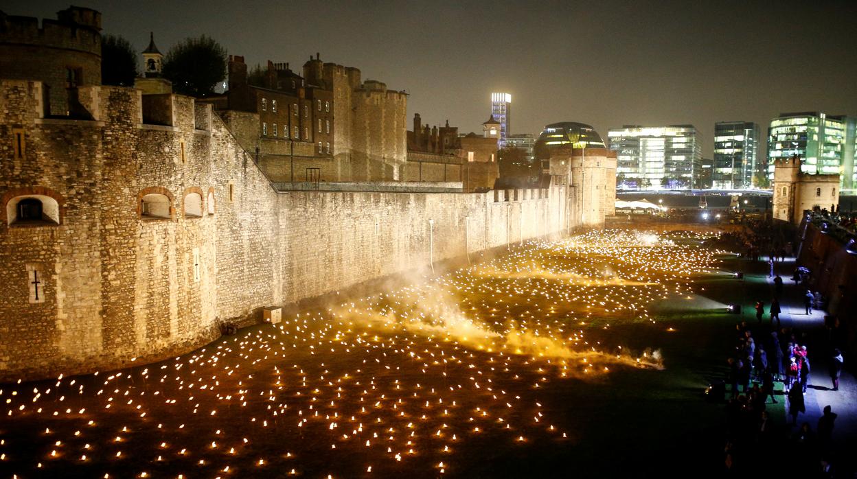 Miles de antorchas se han encendido en la Torre de Londres