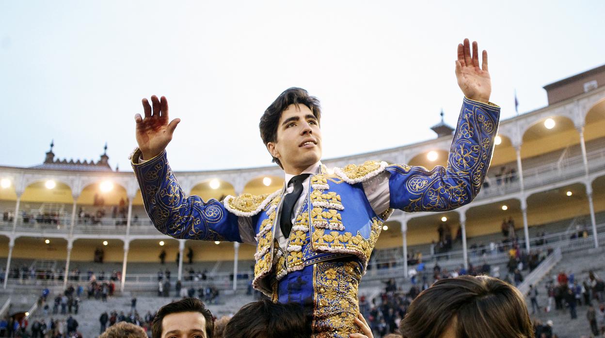 Álvaro Lorenzo, a hombros este año en las Ventas