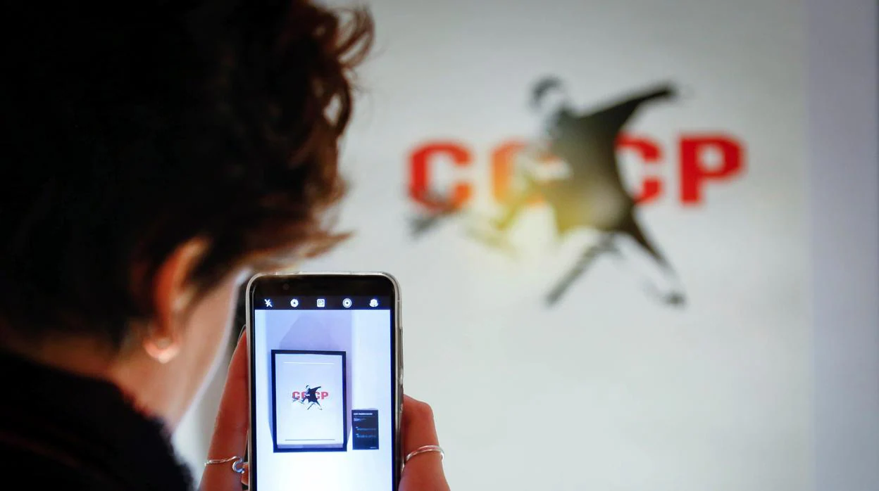 Una visitante hace una foto a una de las obras de Banksy que se exponen en Strokar Inside, en Bruselas