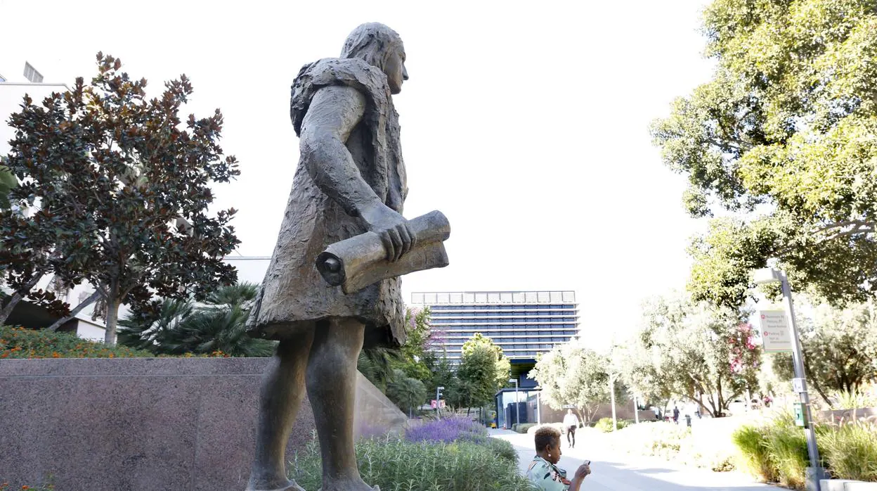 La estatua de Cristóbal Colón que ha sido retirada del Grand Park de Los Ángeles (EE.UU.)