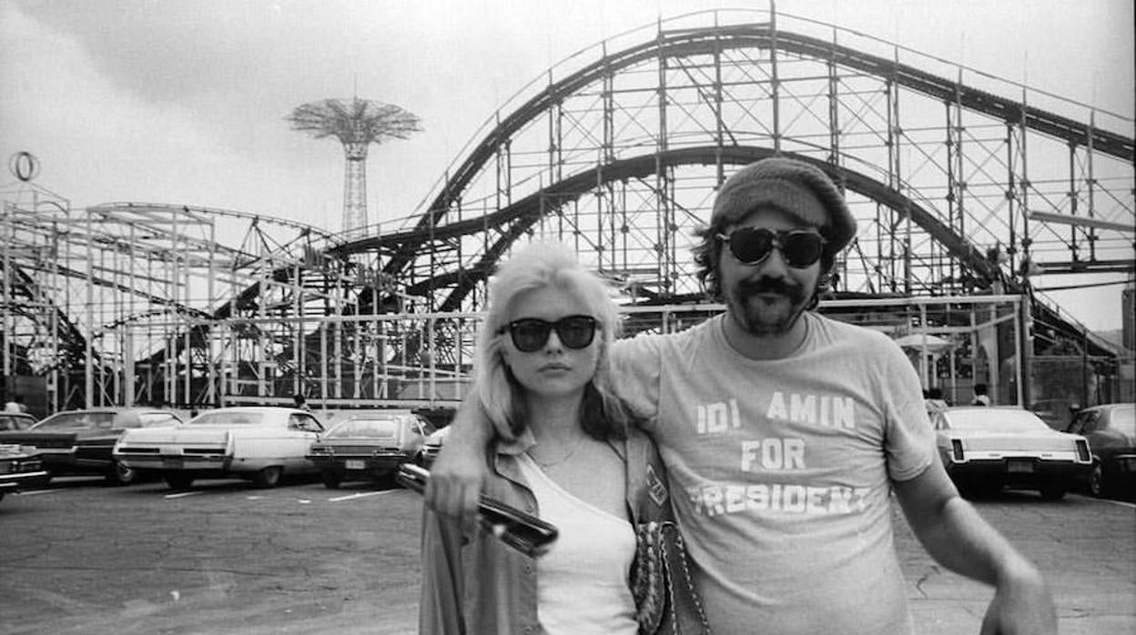 Lester Bangs, fotografiado con Deborah Harry, de Blondie