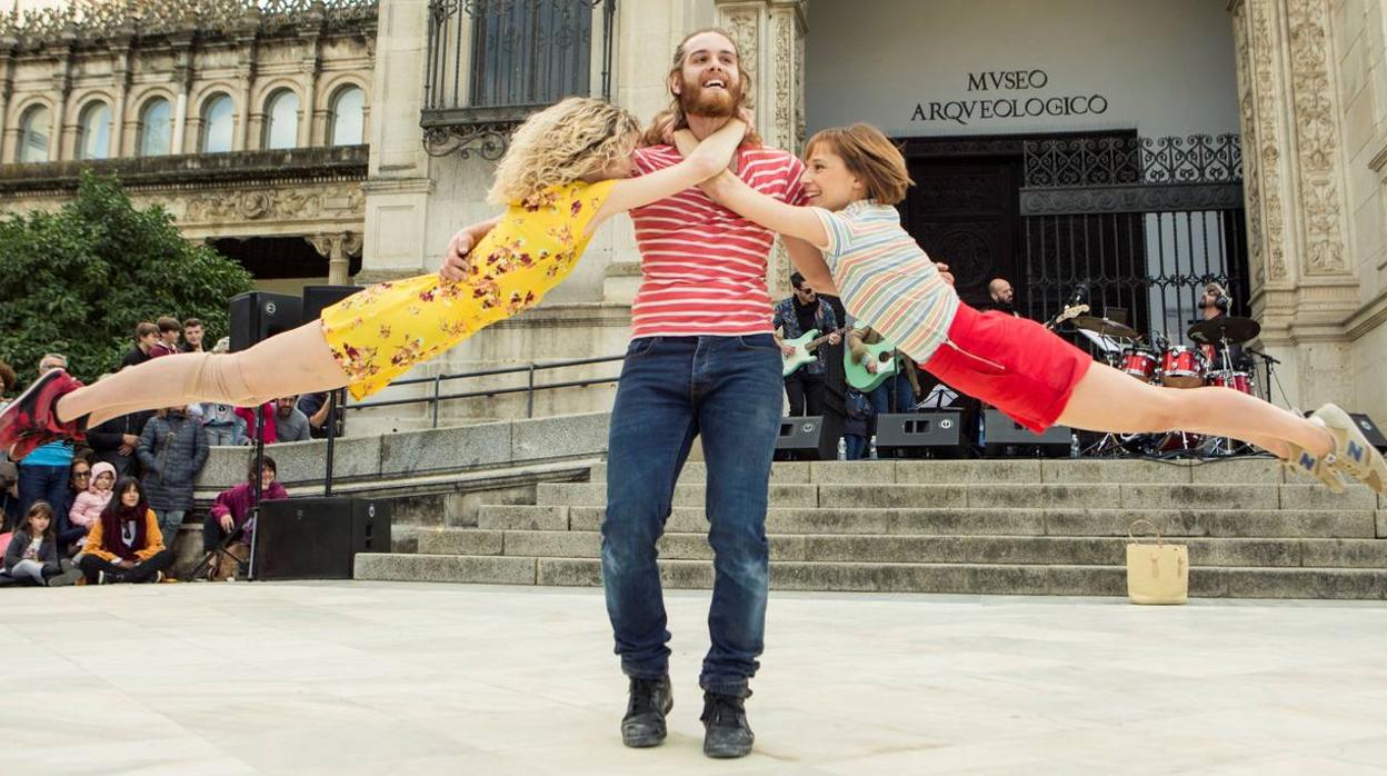 Uno de los espectáculos callejero del Mes de la Danza