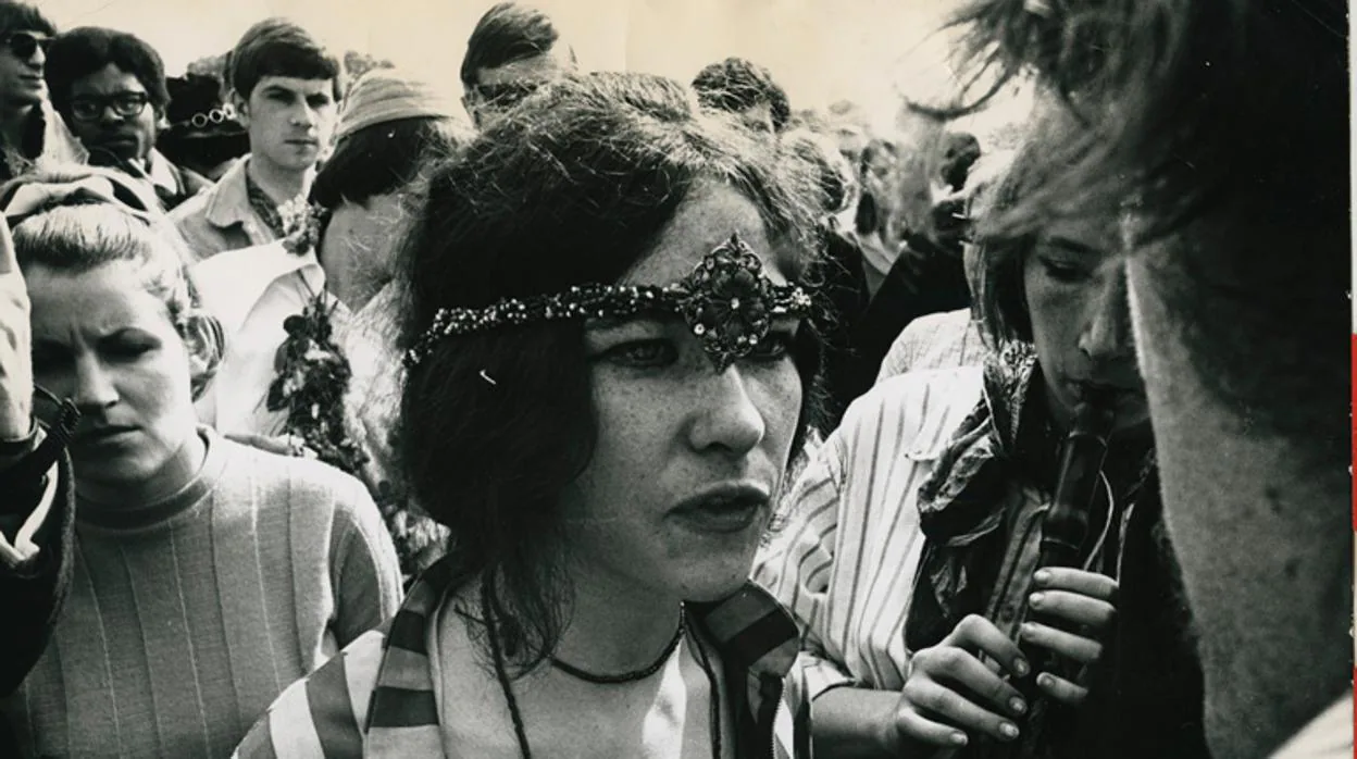 Un grupo de hippies durante una concentración