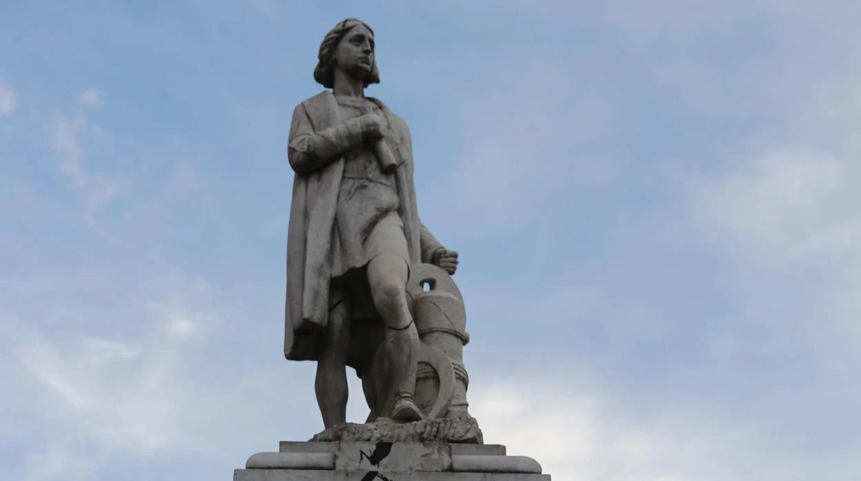 La estatua de Colón en La Paz ha aparecido con pintura y carteles que lo califican de genocida