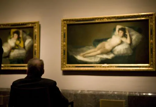 Lucian Freud, en una visita al Prado, ante las Majas de Goya