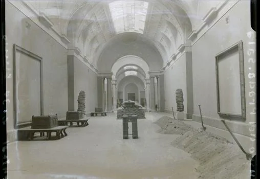 Galeria central del Prado, durante la Guerra Civil, con las obras evacuadas a Ginebra